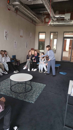 Młodzież aktywnie uczestniczy w warsztatach ‘Misja Pokoju’, zdjęcie 4 z 4