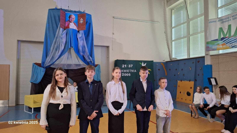 Uczniowie podczas uroczystości upamiętniającej 20. rocznicę śmierci Jana Pawła II w Zespole Szkół w Waganowicach, zdjęcie 1 z 7