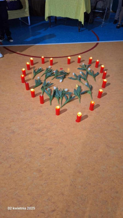 Dekoracja w kształcie serca ułożona na podłodze sali gimnastycznej, upamiętniająca 20. rocznicę śmierci Jana Pawła II, zdjęcie 3 z 7