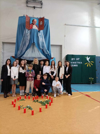 Uczniowie pozują do pamiątkowego zdjęcia po zakończonej inscenizacji poświęconej Janowi Pawłowi II, zdjęcie 4 z 7