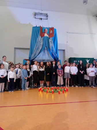 Grupa uczniów ubrana w galowe stroje po akademii ku czci Jana Pawła II, zdjęcie 5 z 7