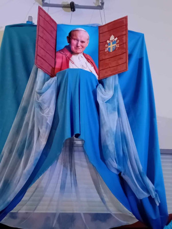 Portret Jana Pawła II wystawiony podczas szkolnej akademii upamiętniającej 20. rocznicę jego śmierci, zdjęcie 6 z 7