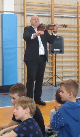 Muzyk z Duetu Smyczkowego gra na instrumencie, zdjęcie 1 z 3