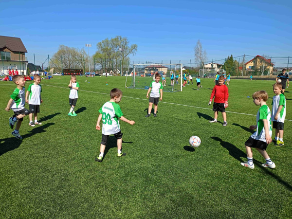 Uczniowie trenują przed meczem na boisku w Modlnicy podczas Pucharu Tymbarka, zdjęcie 1 z 5