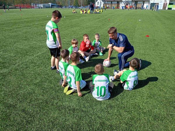 Trener motywuje uczniów z naszej szkoły, zdjęcie 2 z 5