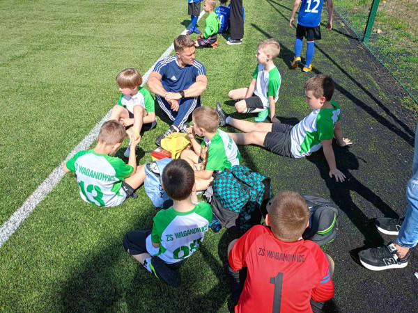 Uczniowie w czasie przerwy podczas turnieju Puchar Tymbarka, zdjęcie 3 z 5