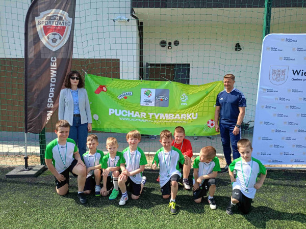 Drużyna uczniów z Zespołu Szkół w Waganowicach pozująca z banerem 'Puchar Tymbarka', zdjęcie 5 z 5