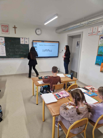 Dzieci wykonują zadania interaktywne związane z gruzińskim alfabetem, zdjęcie 2 z 5