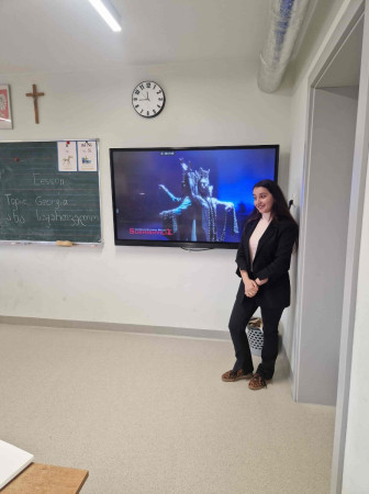 Grupa uczniów ogląda prezentację multimedialną o kulturze Gruzji, zdjęcie 3 z 5