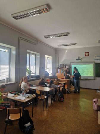 Uczniowie zapisują swoje imiona alfabetem gruzińskim, zdjęcie 4 z 5