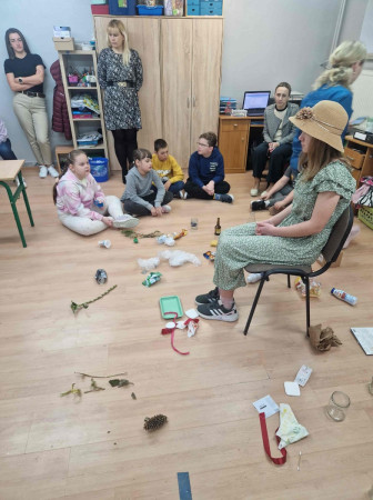 Dzieci uczą się prawidłowej segregacji śmieci na zajęciach o ochronie środowiska, zdjęcie 1 z 5