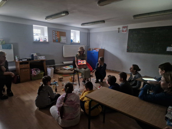 Edukacyjne zajęcia o ekologii – starsi uczniowie pokazują młodszym jak prawidłowo segregować śmieci, zdjęcie 2 z 5