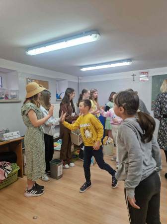 Uczniowie segregują odpady do odpowiednich pojemników podczas warsztatów ekologicznych, zdjęcie 3 z 5