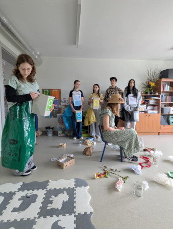 Scena z inscenizacji edukacyjnej na temat właściwego gospodarowania odpadami i recyklingu, zdjęcie 5 z 5