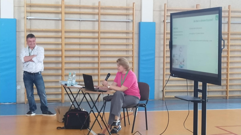 Przedstawiciel KRUS przedstawia prezentację na temat bezpieczeństwa w gospodarstwie rolnym podczas spotkania edukacyjnego, zdjęcie 1 z 5