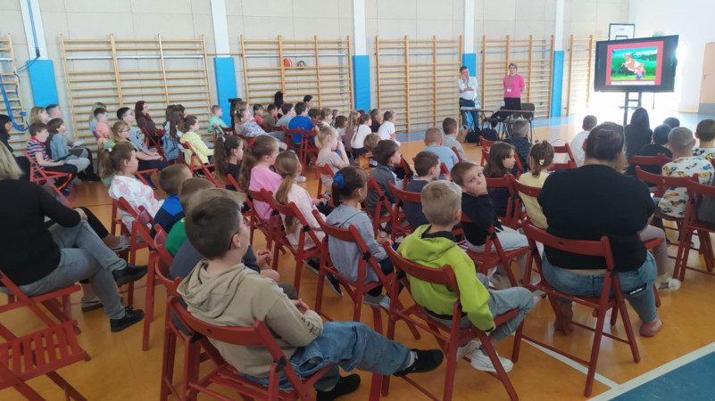 Uczniowie słuchają wykładu o zasadach bezpiecznej pracy na wsi prowadzonego przez specjalistę KRUS, zdjęcie 2 z 5