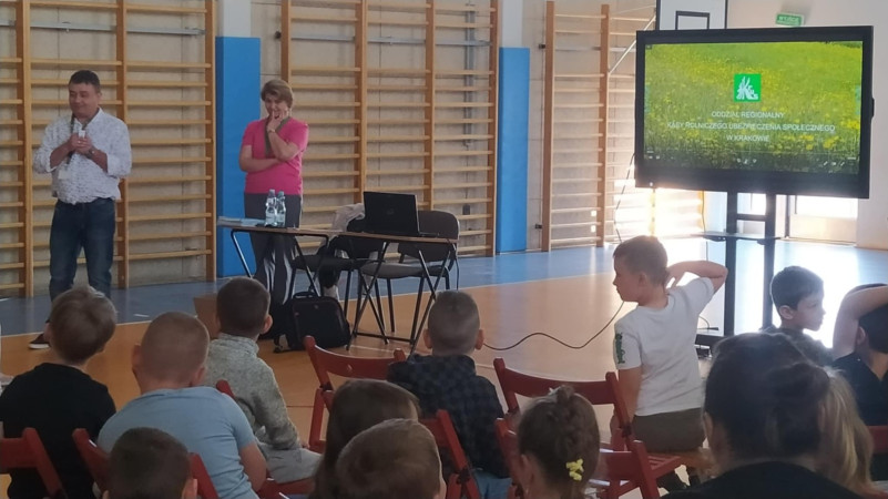 Przedstawiciel KRUS rozmawia z uczniami na temat bezpieczeństwa w gospodarstwie rolnym podczas spotkania edukacyjnego, zdjęcie 3 z 5