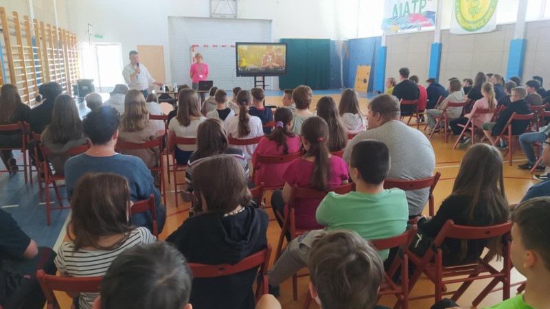 Edukacyjna pogadanka KRUS – dzieci siedzą w sali i aktywnie uczestniczą w prezentacji na temat zagrożeń rolniczych, zdjęcie 4 z 5