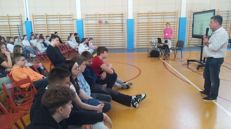 Edukacyjne spotkanie KRUS – dzieci poznają zagrożenia związane z maszynami rolniczymi, zdjęcie 5 z 5