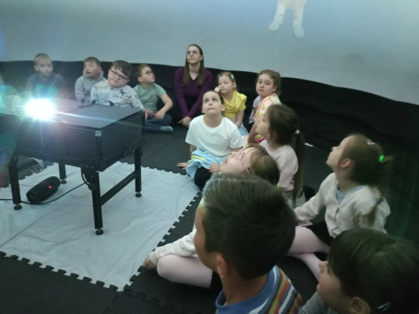 Wnętrze kopuły kinowej w szkole – film o przygodach Khrumka oglądany przez dzieci, zdjęcie 2 z 5