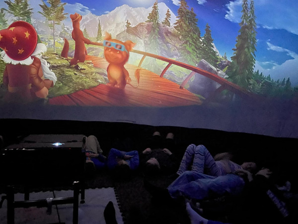 Uczniowie podczas projekcji filmu 'Przygody Khrumka' w mobilnym kinie sferycznym, zdjęcie 5 z 5