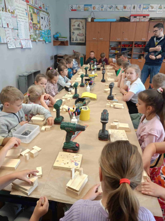 Uczniowie przygotowują się do pracy na warsztatach stolarskich, zdjęcie 1 z 5