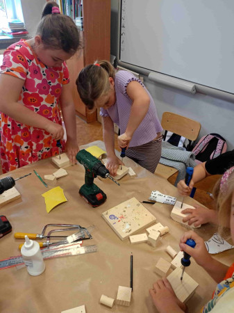 Uczniowie przy pracy podczas warsztatów stolarskich, zdjęcie 2 z 5