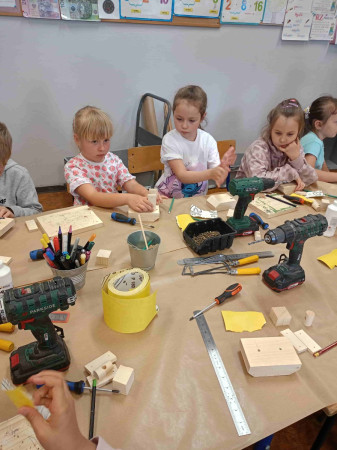 Młodzi uczniowie pracują za pomocą narzędzi stolarskich, zdjęcie 3 z 5