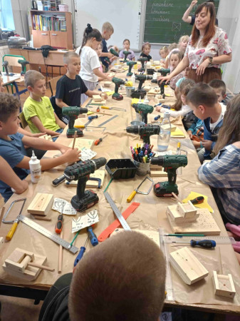 Dzieci wykonujące modele czołgów z drewna na warsztatach, zdjęcie 4 z 5