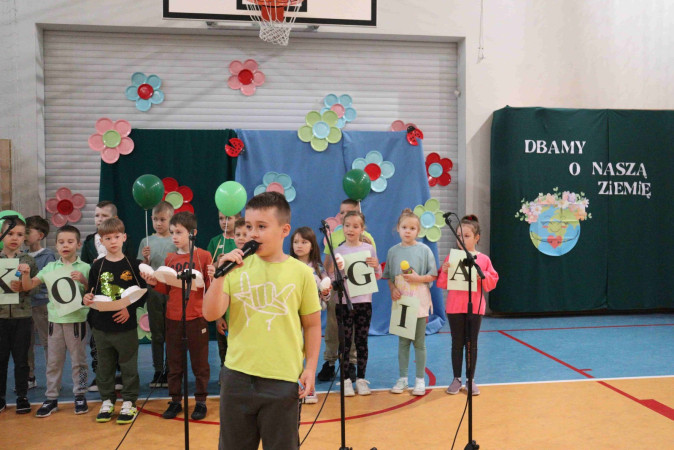 Uczniowie prezentują piosenki o ekologii podczas Festiwalu Piosenki Ekologicznej, zdjęcie 1 z 5