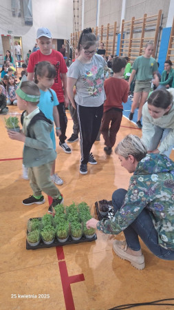Dzieci odbierają sadzonki ziół podczas Festiwalu Piosenki Ekologicznej, zdjęcie 2 z 5