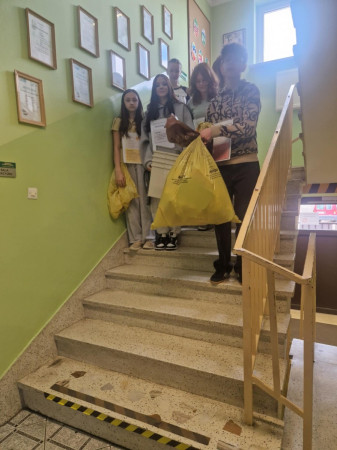 Uczniowie niosą worki ze śmieciami na szkolnych schodach podczas akcji sprzątania, zdjęcie 3 z 5