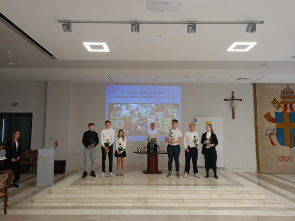 Członkowie szkolnego wolontariatu podczas prezentacji swojej całorocznej pracy przed komisją konkursową w trakcie półfinału projektu 'Mieć Wyobraźnię Miłosierdzia' – maj 2025, zdjęcie 2 z 3