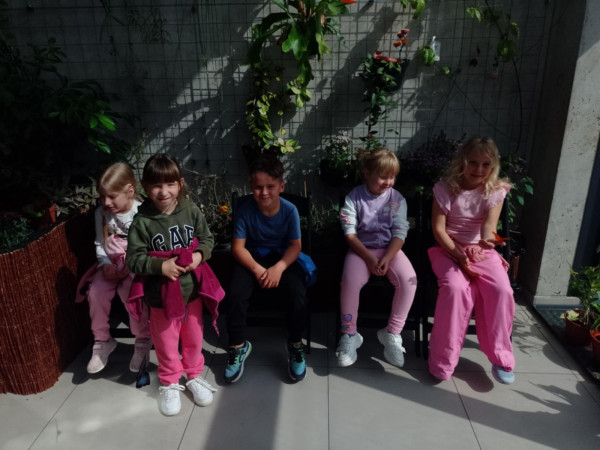 Zachwyceni uczniowie obserwujący motyle podczas wizyty, zdjęcie 4 z 5