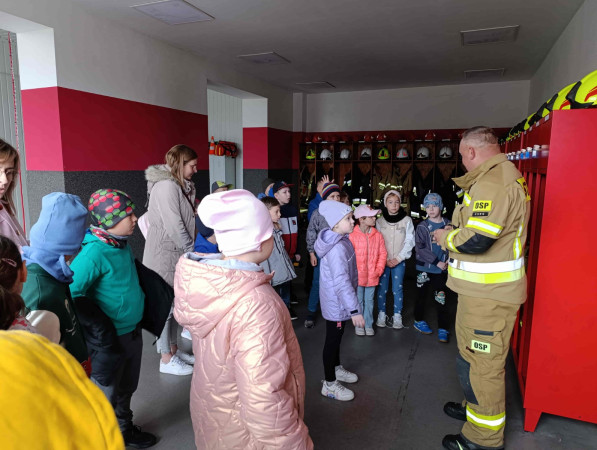 Uczniowie zwiedzają wnętrze remizy OSP w Waganowicach, zdjęcie 1 z 5