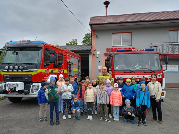 Uczniowie przed remizą OSP w Waganowicach, zdjęcie 5 z 5