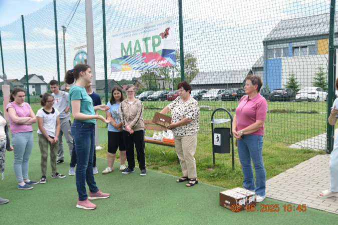 Rozmowa uczniów z seniorami w trakcie wizyty międzypokoleniowej, zdjęcie 5 z 5