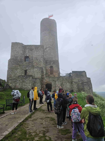 Uczniowie przed zamkiem w Chęcinach, zdjęcie 1 z 5