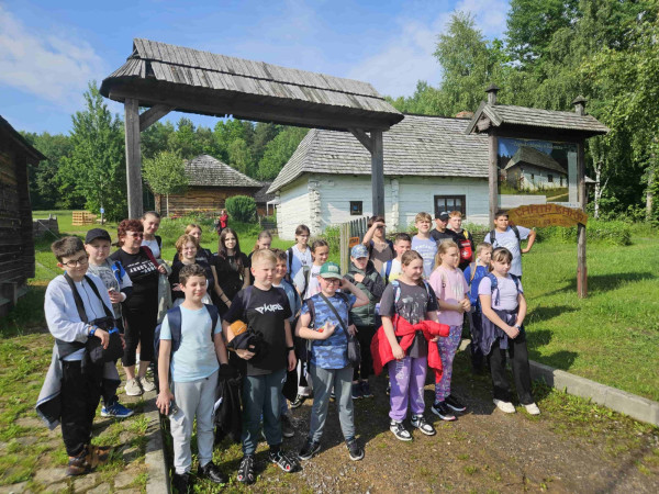 Uczniowie przed zabytkową chatą świętokrzyską w Kakoninie, zdjęcie 5 z 5