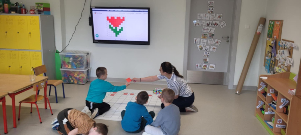 Nauczyciel prowadzi lekcję z użyciem cyfrowych materiałów, zdjęcie 5 z 5