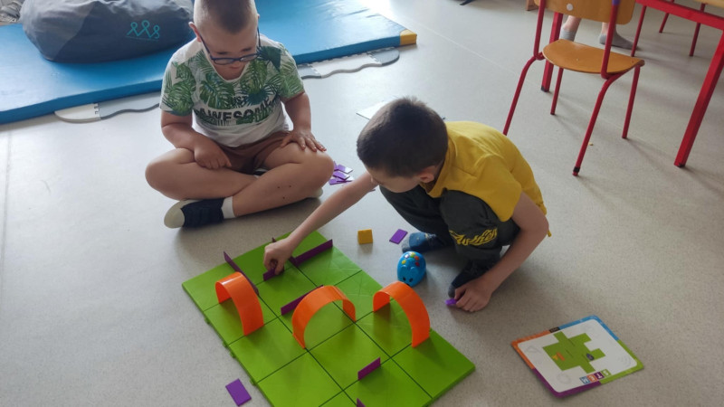 Zajęcia z kodowania z wykorzystaniem zestawu edukacyjnego, zdjęcie 2 z 5