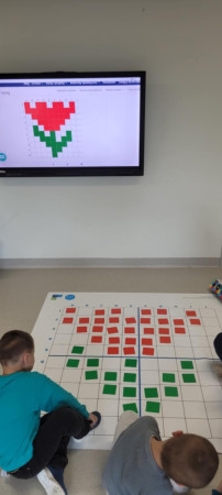 Uczniowie podczas pracy z interaktywnym monitorem, zdjęcie 3 z 5