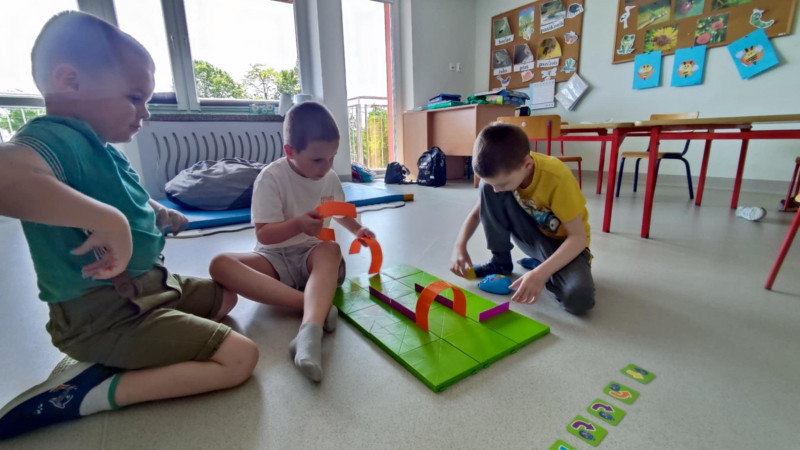 Uczniowie aktywnie uczestniczą w zajęciach z nowoczesnymi pomocami, zdjęcie 4 z 5