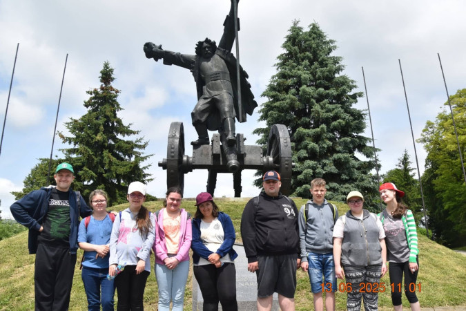 Uczniowie przed Pomnikiem Bartosza Głowackiego w Janowiczkach, zdjęcie 2 z 5
