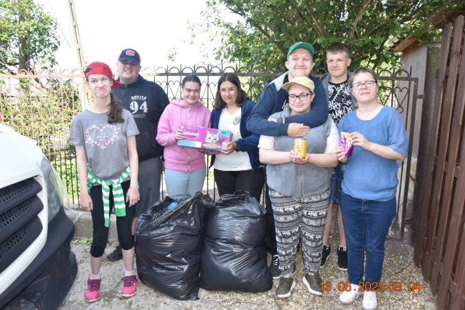 Uczniowie stoją przed schroniskiem, przygotowując się do przekazania karmy i koców dla naszych czworonożnych przyjaciół, zdjęcie 3 z 5