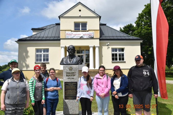 Uczniowie przed Willą Walerego Sławka w Janowiczkach, zdjęcie 4 z 5