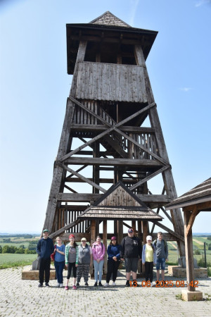 Uczniowie przed wieżą widokową w Dosłońcu, zdjęcie 5 z 5