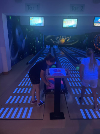 Uczniowie na kręgielni w Miechowie, zdjęcie 1 z 3