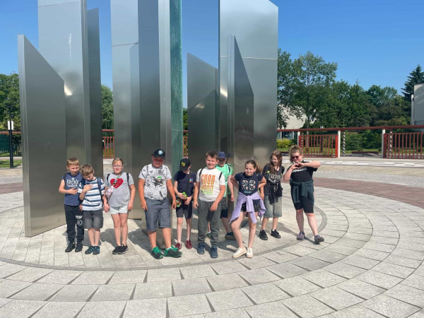 Uczniowie w centrum Parku Miejskiego w Miechowie, zdjęcie 2 z 3