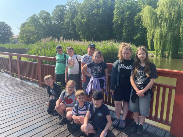 Uczniowie na moście w Parku Miejskim w Miechowie, zdjęcie 3 z 3